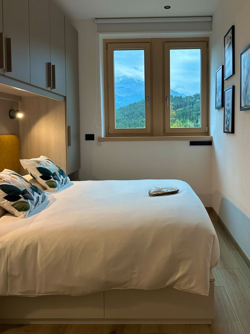 The double bedroom with a view of the woods and the peaks